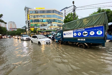 Mưa lớn sau bão số 2 khiến phố 'thành sông' ở Hà Nội