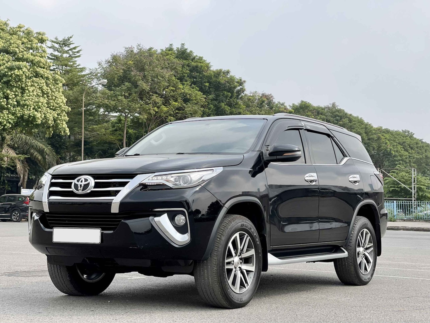 Tài chính 800 triệu nên mua Toyota Fortuner 2018 rộng rãi hay SUV cỡ C đời mới?