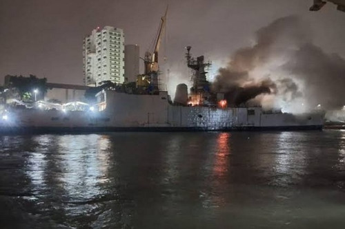 Video chiến hạm Ấn Độ bốc cháy và lật nghiêng, thủy thủ mất tích