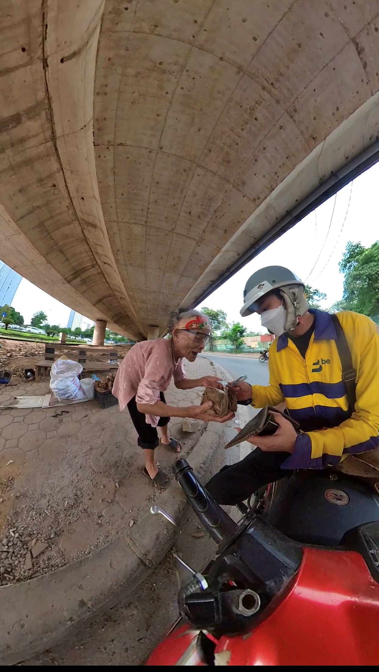 Với anh Huỳnh được gặp gỡ và giúp đỡ nhiều người cũng chính là một trong những niềm vui khi chạy xe ôm công nghệ. Ảnh do nhân vật cung cấp..PNG