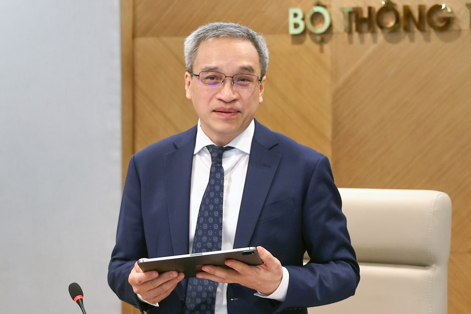 bo nhiem pho vu truong hoang huu hanh 5 3426.jpg