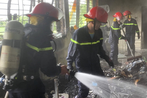 Cháy trường mầm non, người dân nháo nhào cứu 71 trẻ