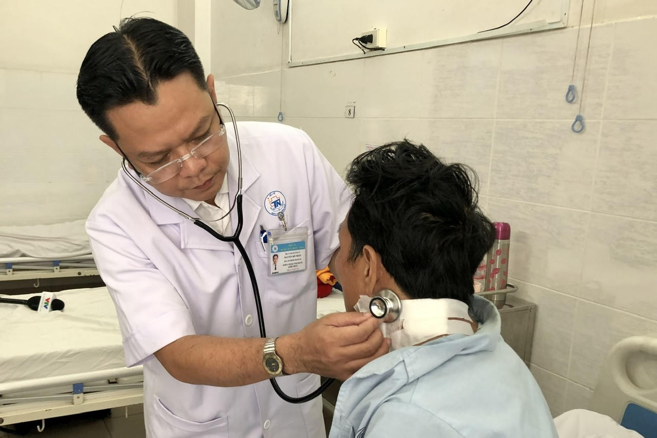 Cứu sống ngoạn mục người đàn ông bị bạn nhậu đâm xuyên cổ ở TPHCM