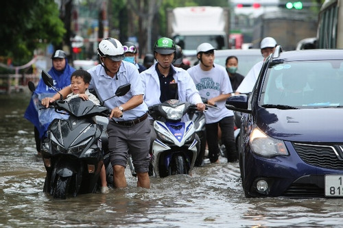Đường 70 ở Hà Nội ngập sâu, các phương tiện tắc cứng
