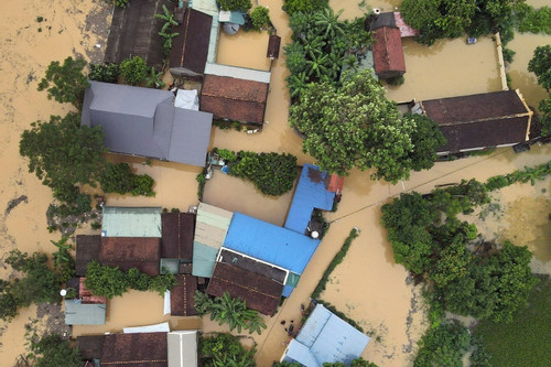 Hà Nội: Nước sông Bùi tràn qua đê, người dân Chương Mỹ hối hả chạy lũ