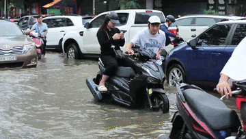 Hà Nội phố ngập như sông, người dân xắn quần lội nước dắt xe