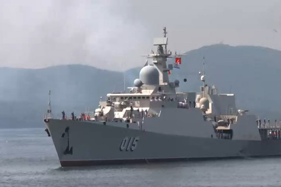 Hình ảnh hạm đội Nga đón chào tàu hộ vệ Việt Nam cập cảng Vladivostok