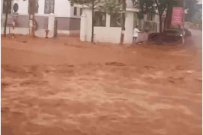 Mưa xối xả liên tục, TP Sơn La chìm trong biển nước đục ngầu