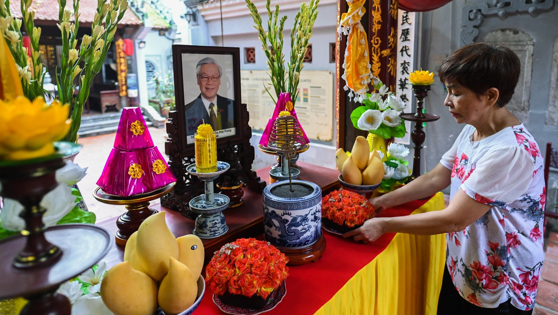 Người dân lên chùa tưởng nhớ Tổng Bí thư Nguyễn Phú Trọng trước ngày Quốc tang