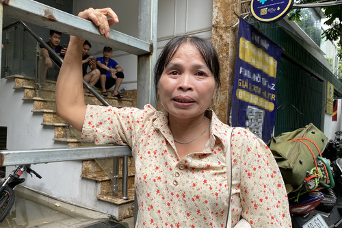 Người phụ nữ bật khóc vì suýt chết đuối trong hầm chung cư mini ở Hà Nội