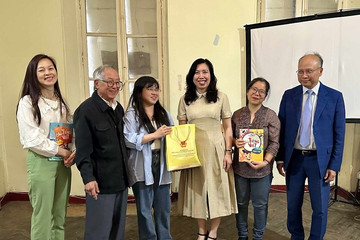 Thứ trưởng Lê Thị Thu Hằng trao tặng sách tiếng Việt cho kiều bào tại Bordeaux