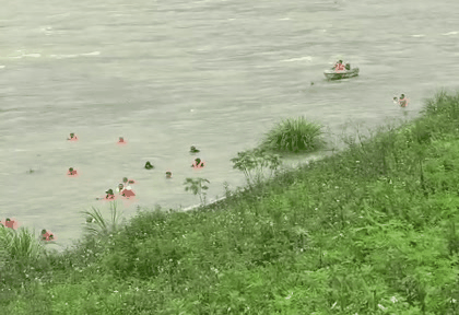 Thuỷ điện Hoà Bình mở 3 cửa xả, hàng chục người vẫn thản nhiên tắm dưới chân đập