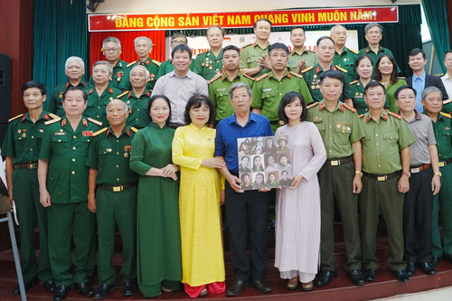 Trao tặng di ảnh màu 10 nữ dân quân Lam Hạ cho Bảo tàng Phụ nữ Việt Nam