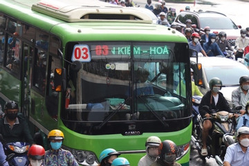 Xe buýt ở trung tâm TPHCM không bấm còi trong 2 ngày Quốc tang