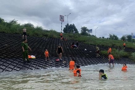 Bản tin sáng 25/7: Thuỷ điện Hoà Bình mở cửa xả, hàng chục người thản nhiên tắm