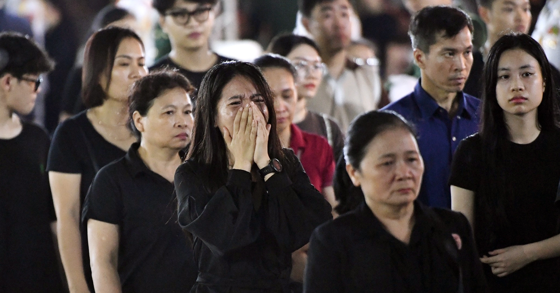 Òa khóc giữa dòng người vào viếng Tổng Bí thư Nguyễn Phú Trọng trong đêm