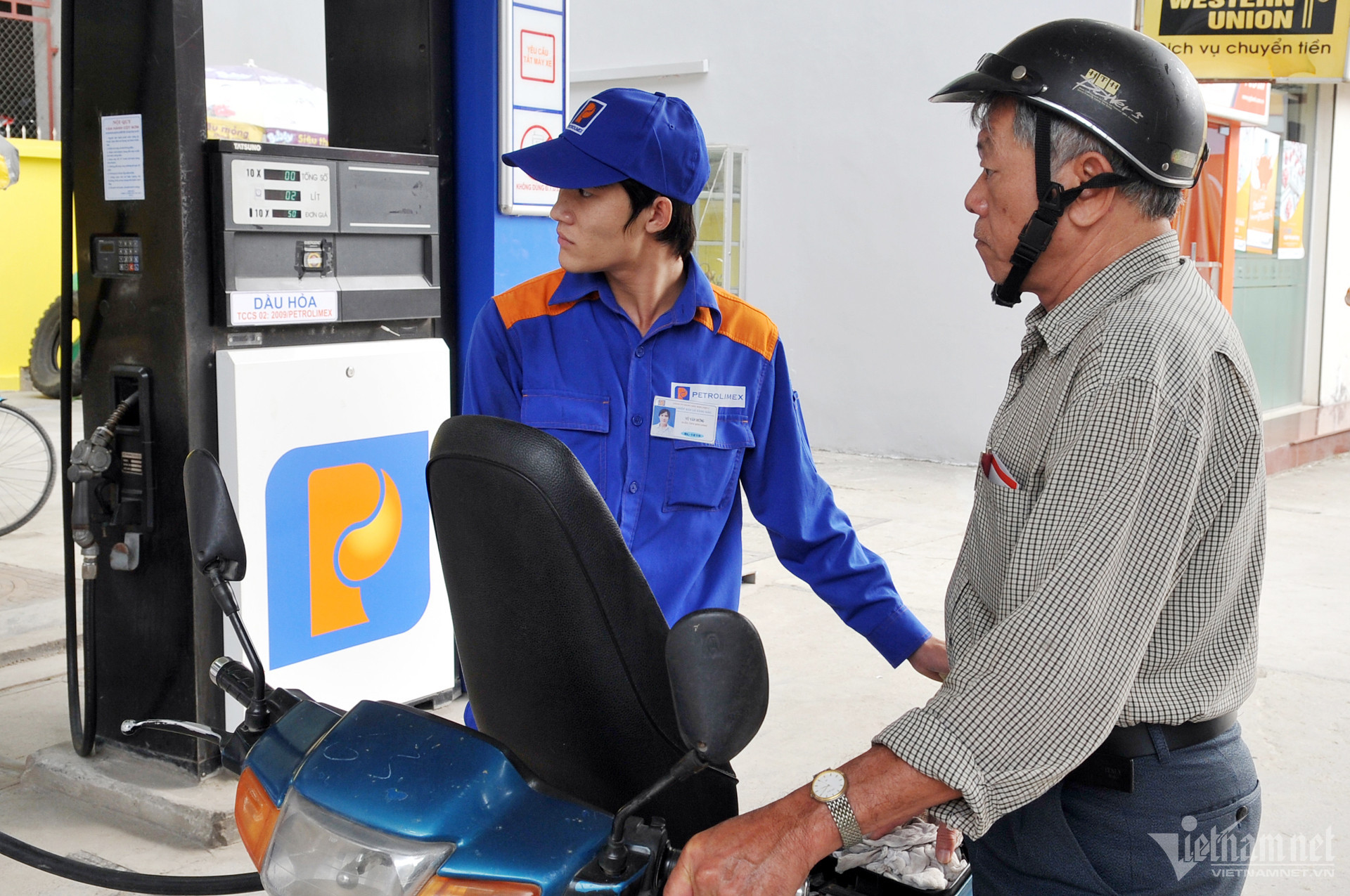 Giá xăng giảm lần thứ 3 liên tiếp, rời mốc 22.000 đồng/lít gia xang a.jpg