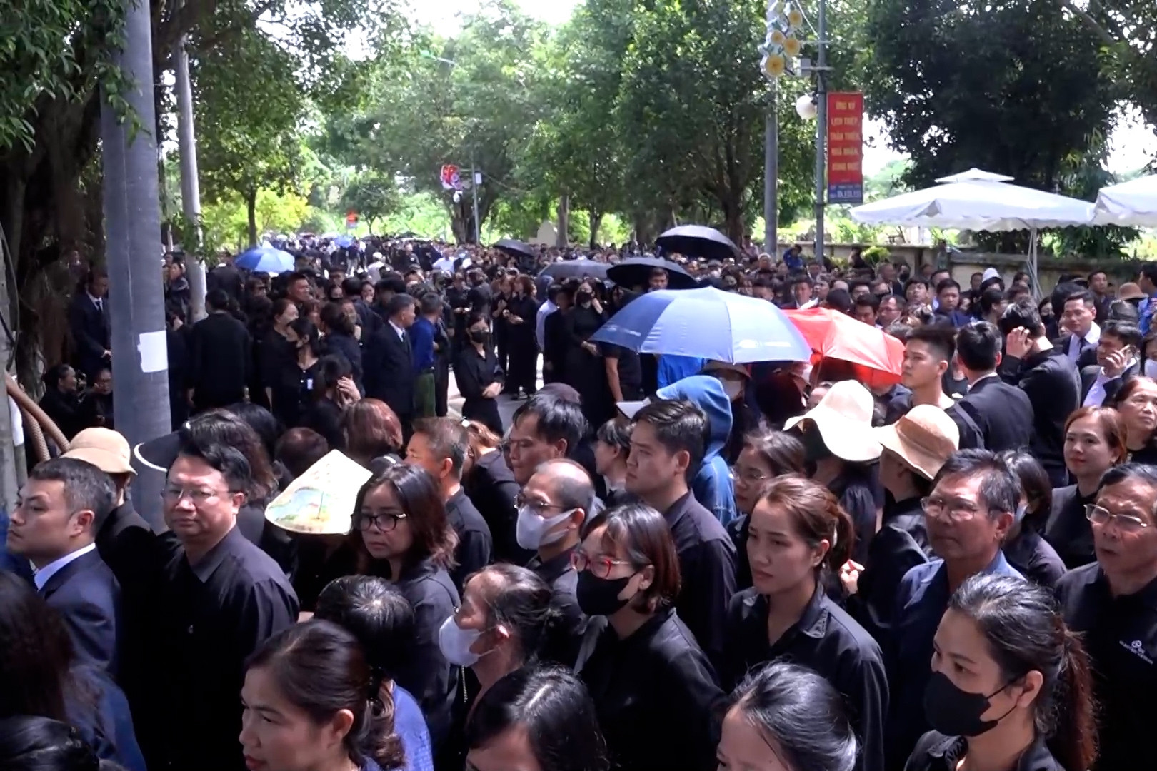 Hàng vạn người nối nhau chờ viếng Tổng Bí thư tại quê nhà