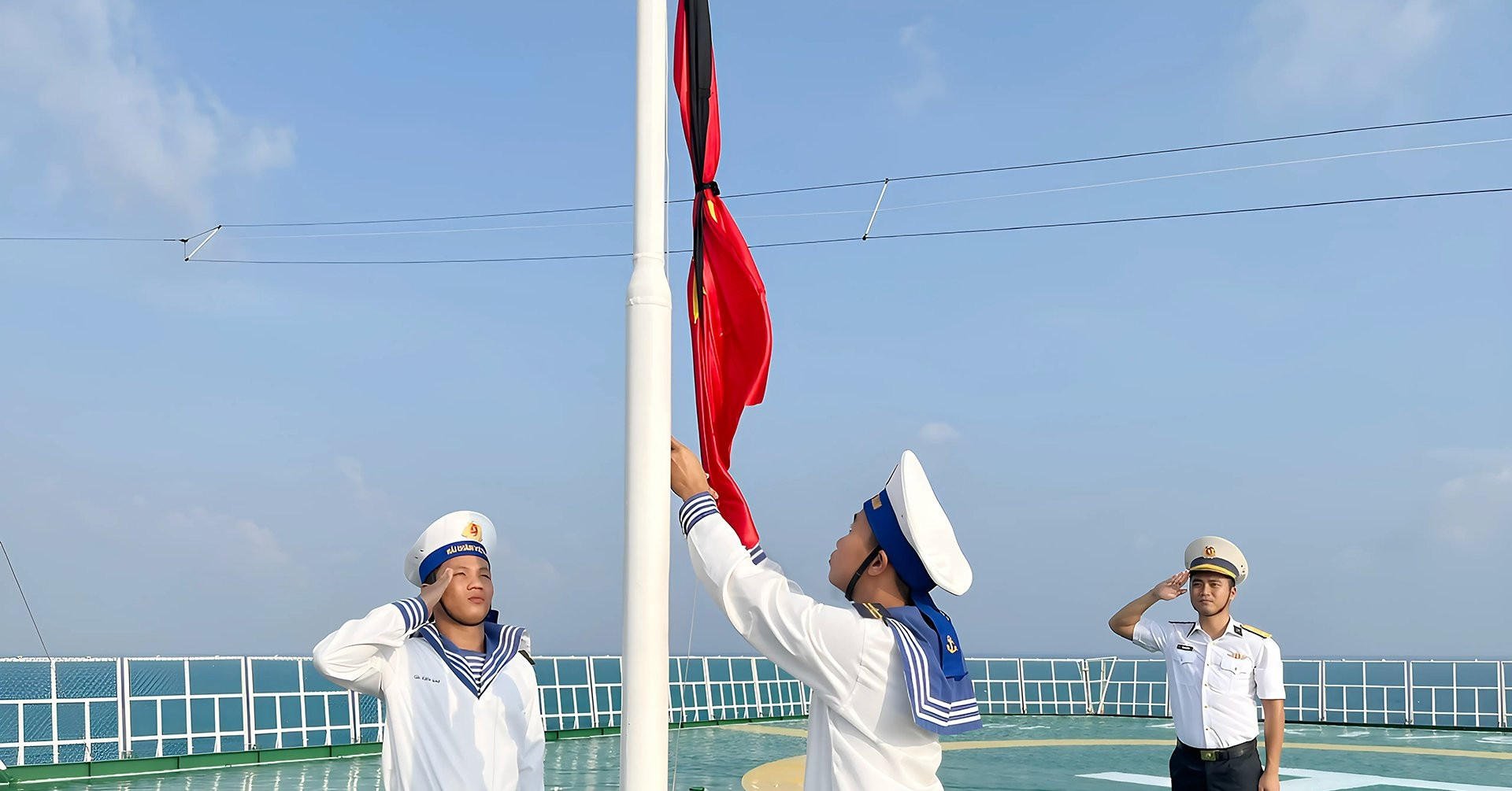 Hình ảnh xúc động ở Trường Sa và nhà giàn DK1 hướng về Tổng Bí thư