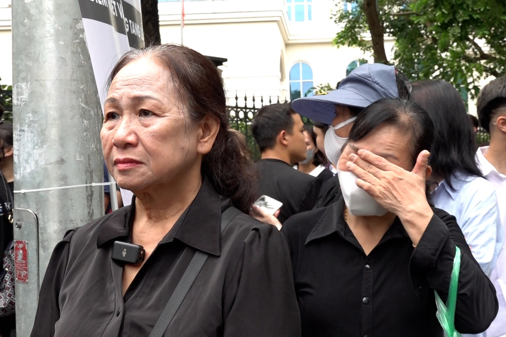 Dòng người xếp hàng trước nhà tang lễ, sẵn sàng chờ đến đêm để viếng Tổng Bí thư