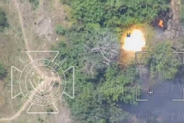 Video UAV cảm tử Nga phá hủy lựu pháo Ukraine ẩn nấp trong bụi cây