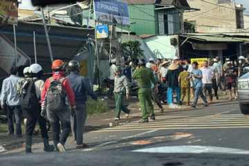 Xe đầu kéo tông vào 4 nhà dân, 3 người tử vong ở Đắk Nông