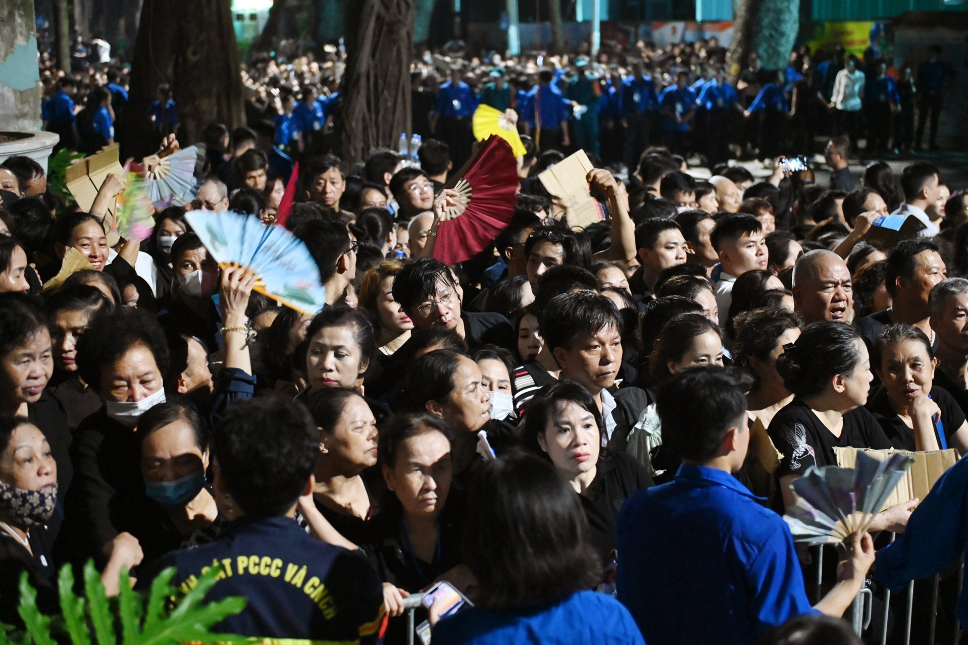 Biển người chờ đợi trong đêm để được tiễn biệt Tổng Bí thư lần cuối