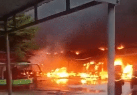 Lại cháy lớn ở Hội An, hàng chục xe điện du lịch bị thiêu rụi