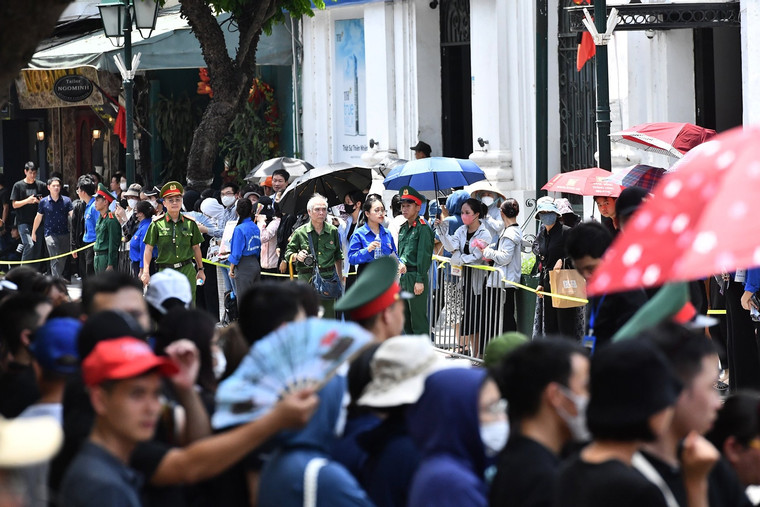 Người dân đội nắng đứng kín nhiều tuyến phố Hà Nội, chờ tiễn đưa Tổng Bí thư