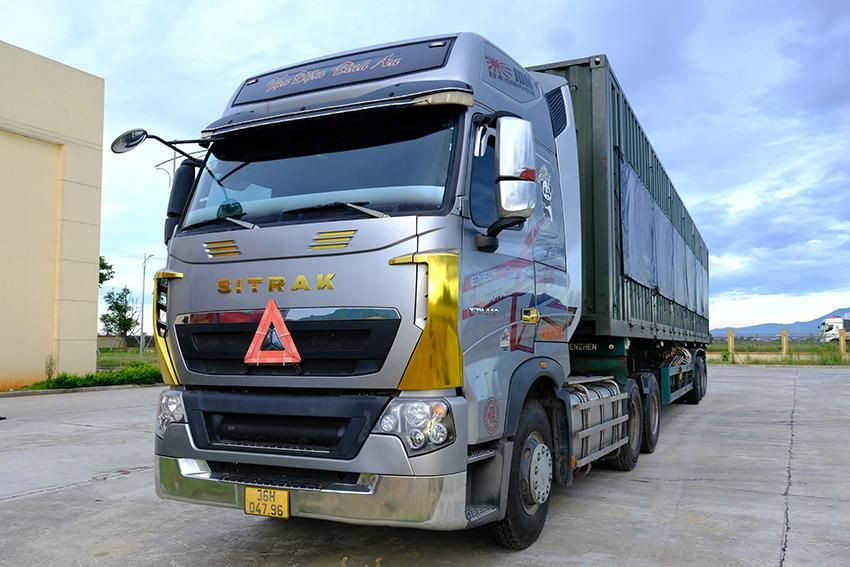 xe o to dau keo mang bks 36h 04796 keo theo so mi ro mooc bks 36r 01424 do do khac hai dieu khien 1800.jpg