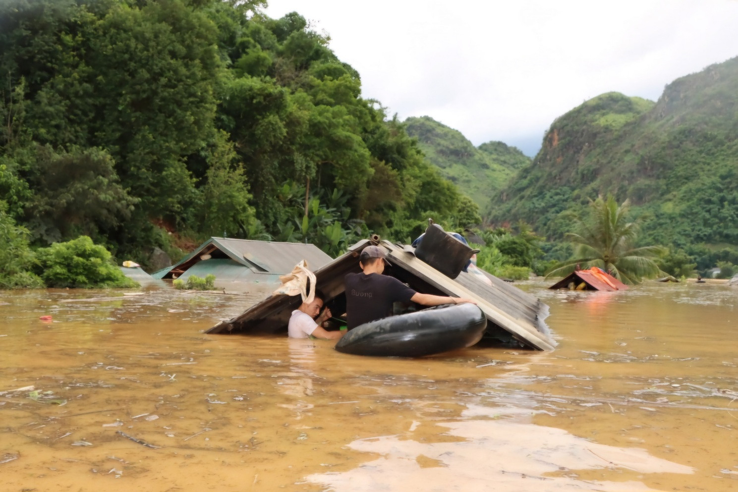  Nhiều nhà dân còn ngập nước, Sơn La sắp hứng đợt mưa đến 300mm 