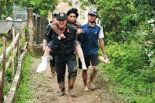 CSCĐ giúp người dân xã biên giới Mường Pồn khắc phục hậu quả sau mưa lũ
