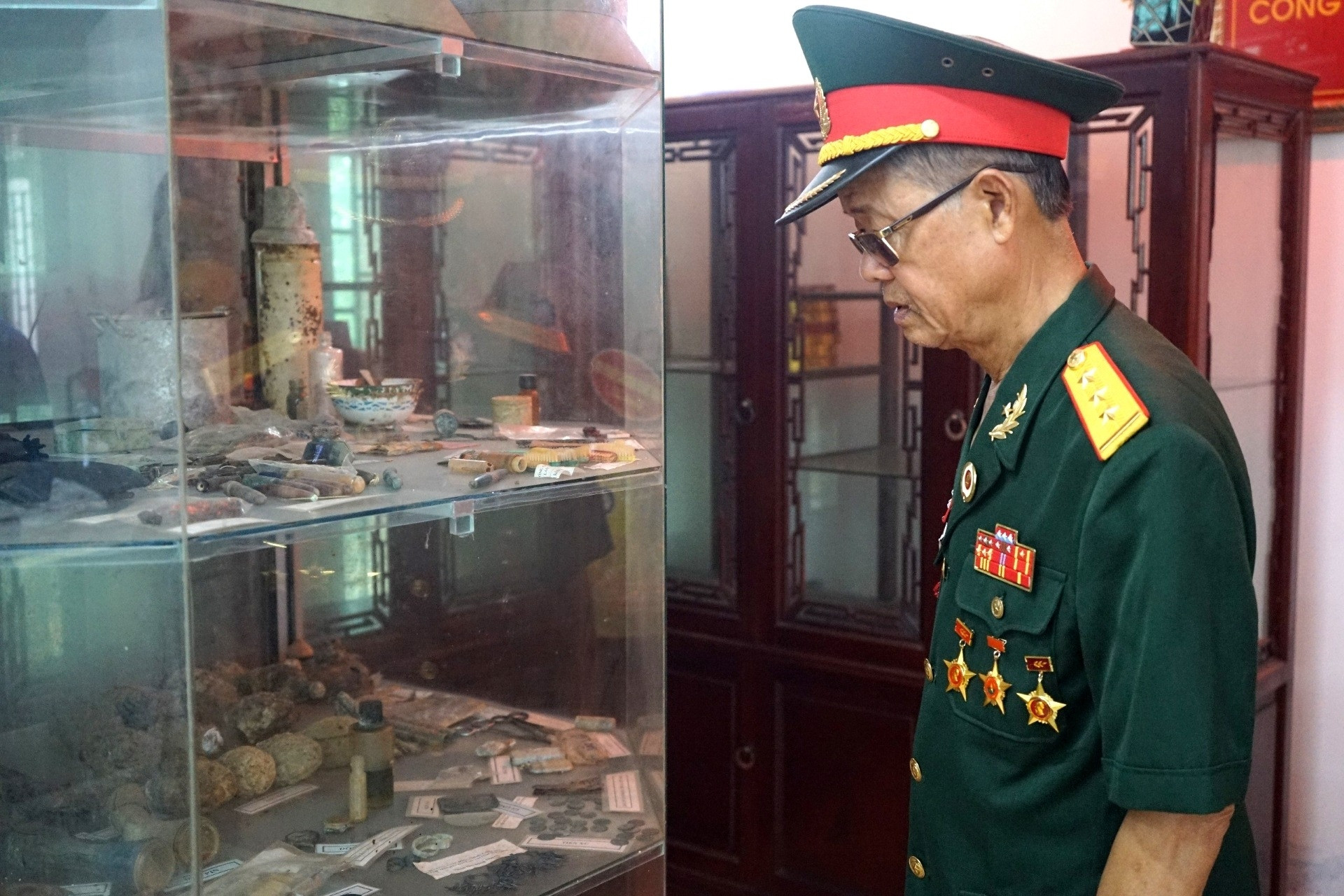  Cựu quân nhân thăm nghĩa trang, nghẹn ngào trước những kỷ vật của liệt sĩ 