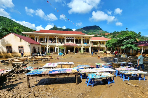 Hàng nghìn khối bùn ập vào trường tiểu học, có nơi đến nửa mét