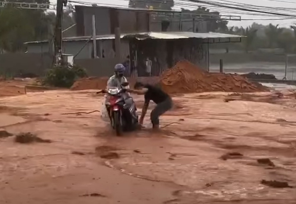 lũ cát đỏ tràn xuống đường đi mũi né bình thuận..jpg