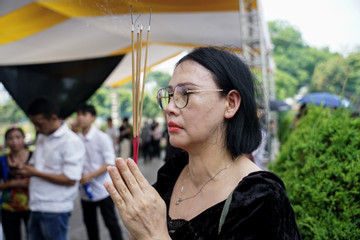 Người dân tới nơi an nghỉ của Tổng Bí thư Nguyễn Phú Trọng dâng hương