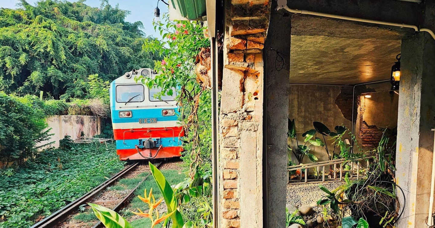 Quán cà phê như rừng nhiệt đới, có góc ngắm đường tàu &amp;apos;thần thánh&amp;apos; ở Nha Trang