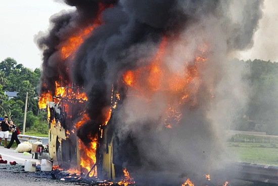 Xe khách cháy lớn trên cao tốc, hành khách nháo nhào thoát khỏi hỏa hoạn