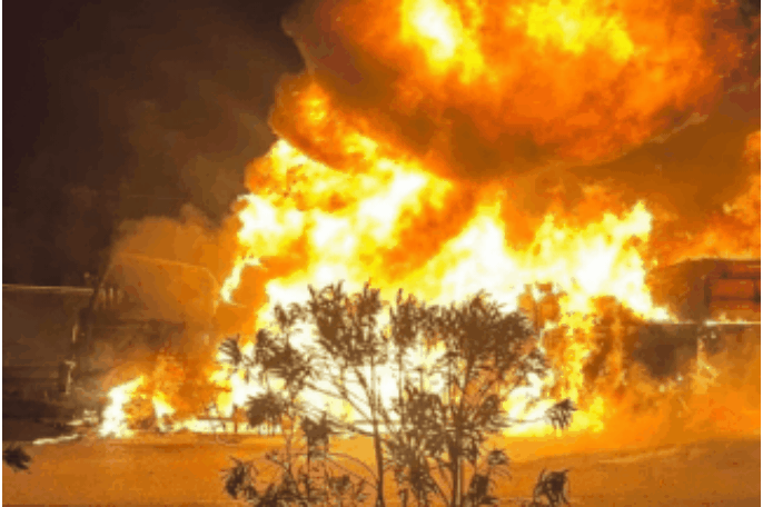 Xe tải bốc cháy ngùn ngụt trên cao tốc Nội Bài - Lào Cai