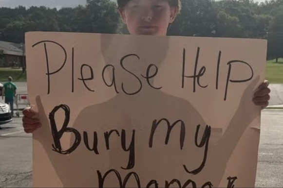 Cậu bé 11 tuổi đứng bên đường suốt hai ngày cầu cứu giúp chôn cất mẹ