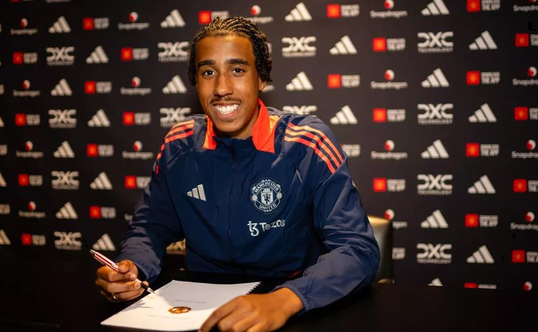 Leny Yoro MU Real.jpg