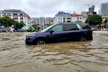 Ngao ngán khu nhà triệu đô cứ mưa là ngập; chờ mưa to chốt đi mua nhà Hà Nội