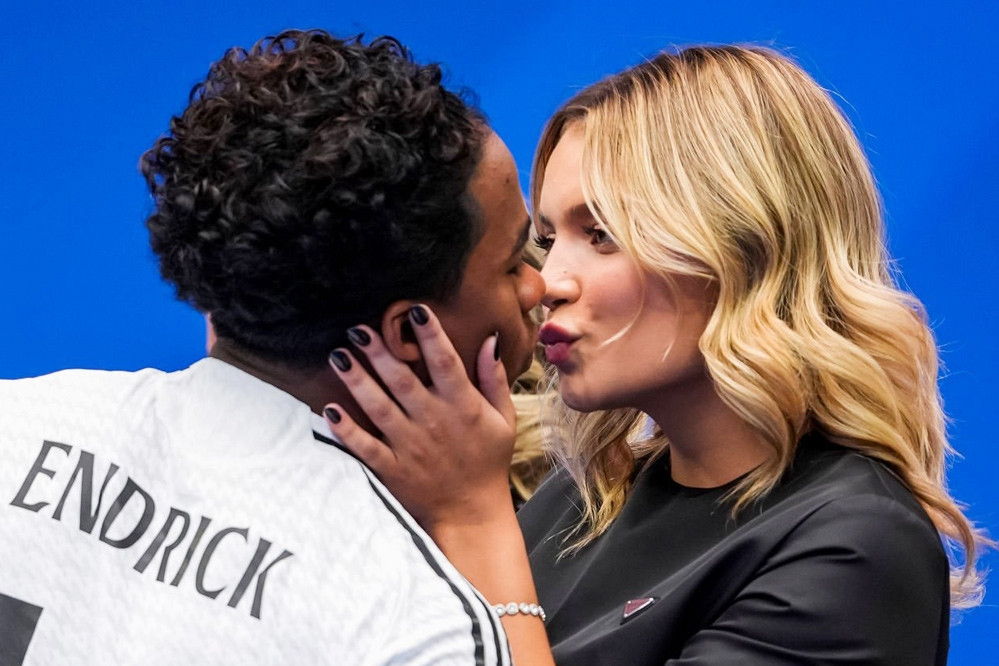 'Thần đồng' Endrick khoe bạn gái cực xinh ngày ra mắt Real Madrid