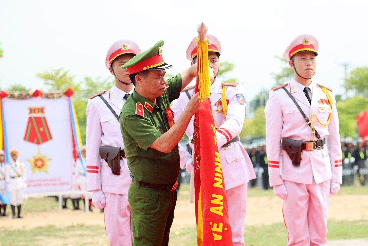 Trung đoàn Cảnh sát cơ động Bắc Trung Bộ đón nhận Huân chương chiến công hạng Ba