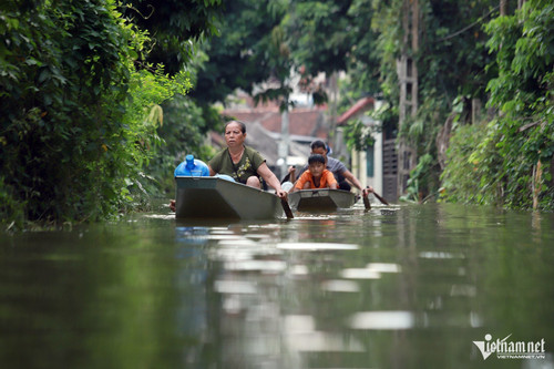 Bản tin trưa 29/7: Hàng nghìn hộ dân Hà Nội vẫn bị cô lập sau 1 tuần nước tràn đê