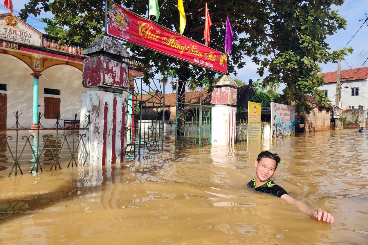 Hàng nghìn hộ dân ở Hà Nội vẫn bị cô lập sau 1 tuần nước tràn đê sông Bùi