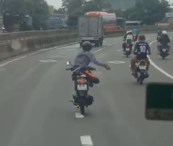 Xử lý người đàn ông đi xe máy “biểu diễn” trên quốc lộ 1A.jpg