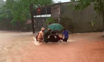 Cảnh sát Hà Giang dầm mưa giúp dân sơ tán tài sản khỏi nước lũ