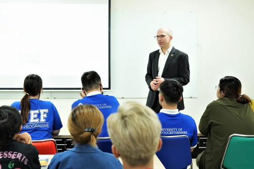 Học với giảng viên nước ngoài - lợi thế của sinh viên Gloucestershire Vietnam