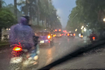 Lái xe dưới trời mưa lớn có nên bật đèn cảnh báo nguy hiểm?